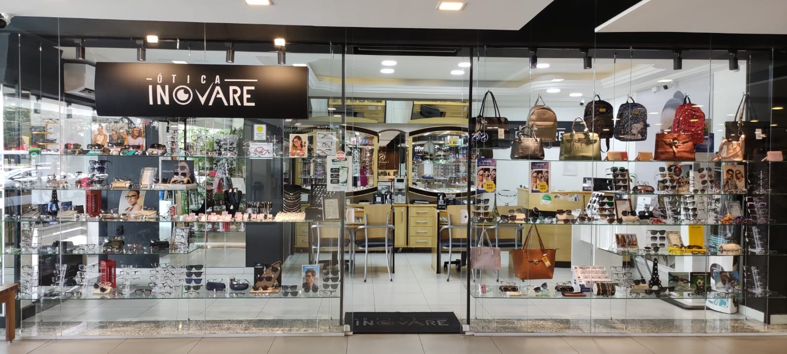 Fachada da loja Ótica Inovare em Bauru, com vitrine de armações, óculos solares e acessórios